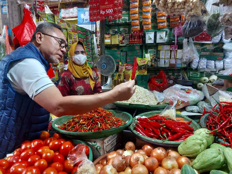 Kunjungi Pasar Klandasan, Pedagang Curhat Harga Bahan Pokok ke Mendag Zulkifli Hasan