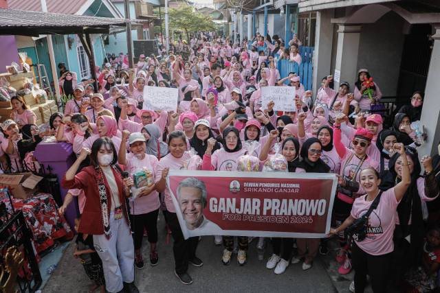 Aksi Solidaritas Srikandi Ganjar Kalimantan Timur Tuai Respon Positif dari Warga