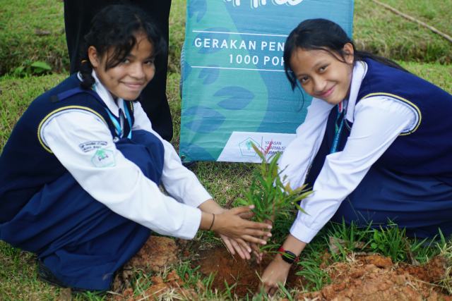Tanamkan Kecintaan Lingkungan, Siswa Sekolah Dharma Utama Tanam 1.000 Pohon
