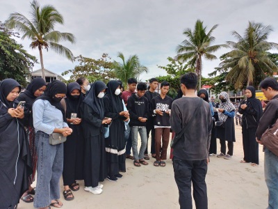 Siswa SMK Bina Prestasi Gelar Doa Bersama di Pantai Monpera