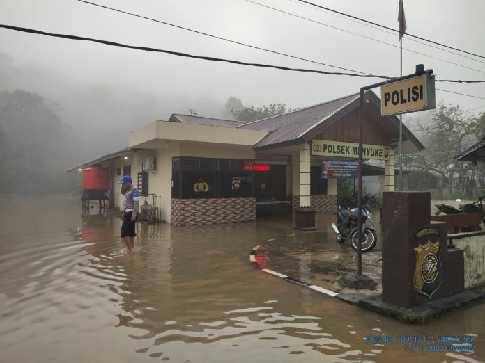Kantor Polsek Menyuke Terendam Banjir