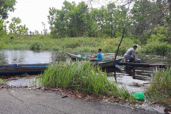 Akses Jalan Banjir, Warga Petuk Ketimpun Andalkan Perahu Lagi
