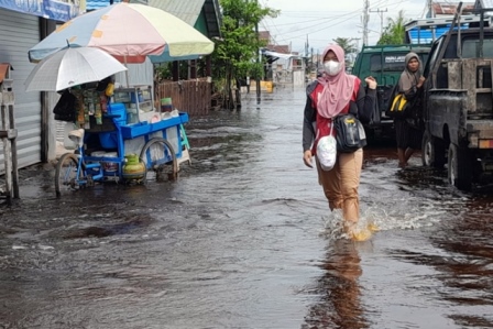 Terkepung Banjir, Warga Mulai Selamatkan Barang Berharga