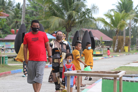 Disiplin Prokes, Kunjungan Pantai Manggar Berangsur Pulih