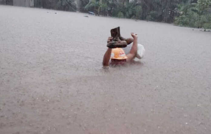 Jorong dan Kintap Diserbu Banjir, Arus Kuat Buat Lima Pemotor Terseret