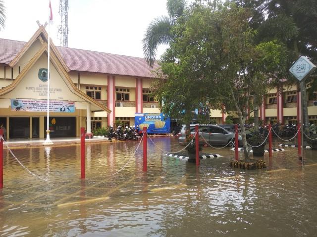 Kantor Bupati HSU Kebanjiran, Sekolah “Diliburkan”